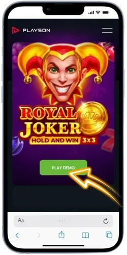 Hoofdpagina Playson met groene Play Demo knop voor Royal Joker